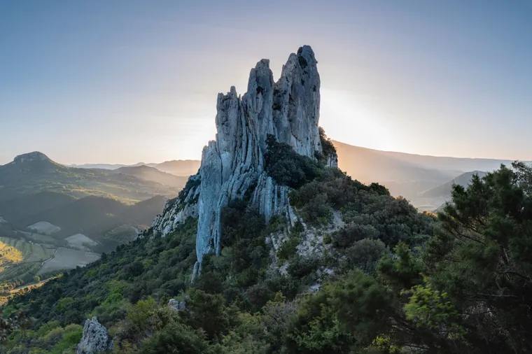 Les aiguilles calcaires des Dentelles de Montmirail au coucher du soleil