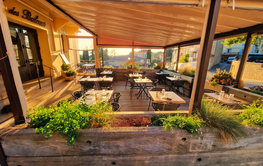 La devanture de La Table des Balmes et ses tables en terrasse