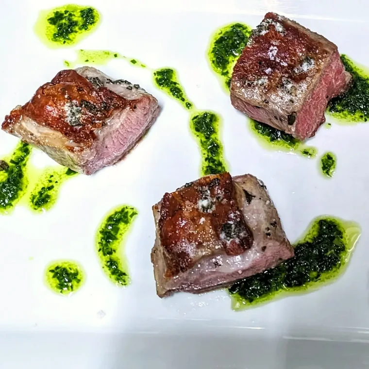 Médaillon de bœuf grillé et sauce chimichurri
