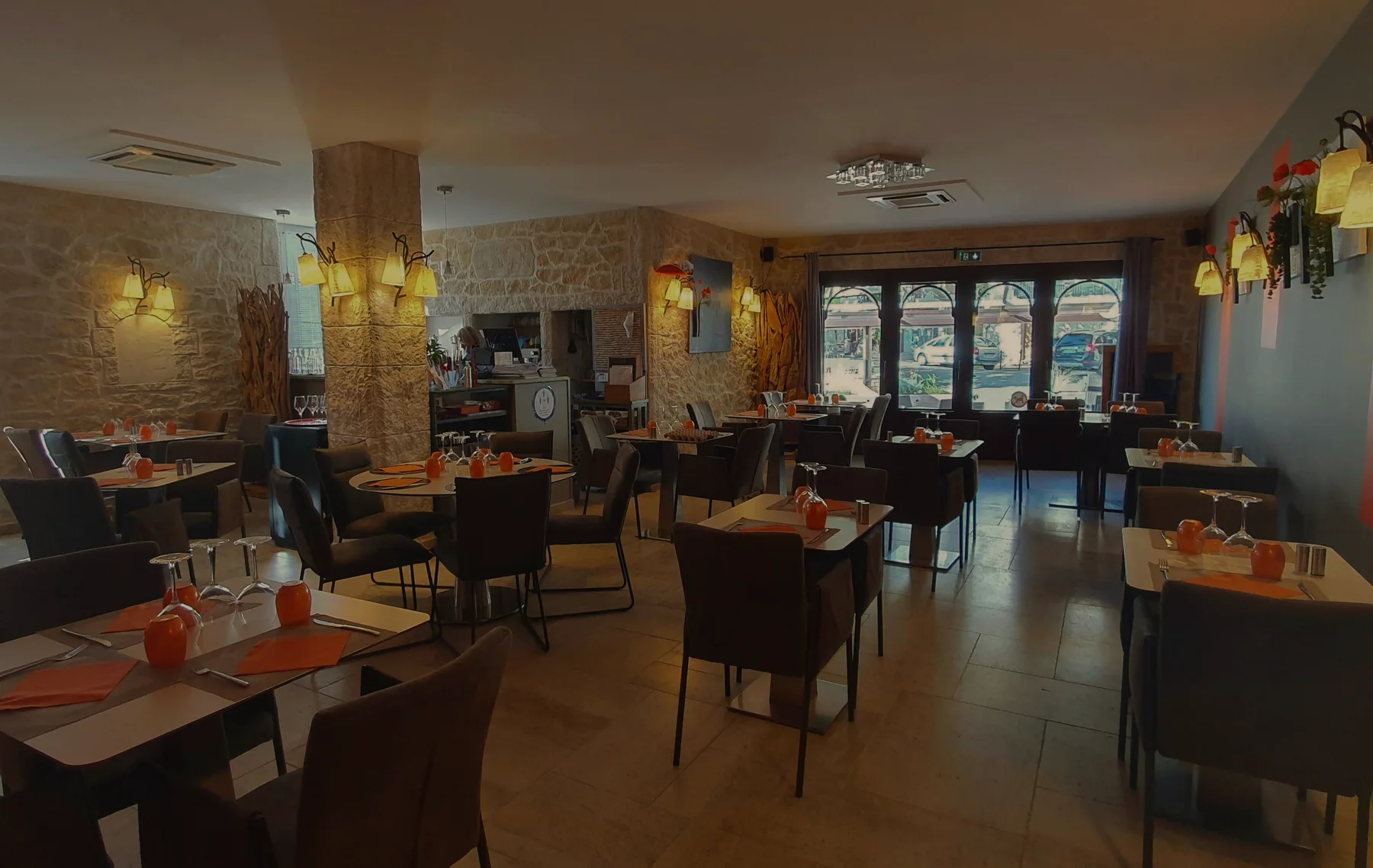 La salle de La Table des Balmes, murs de pierre et tables dressées