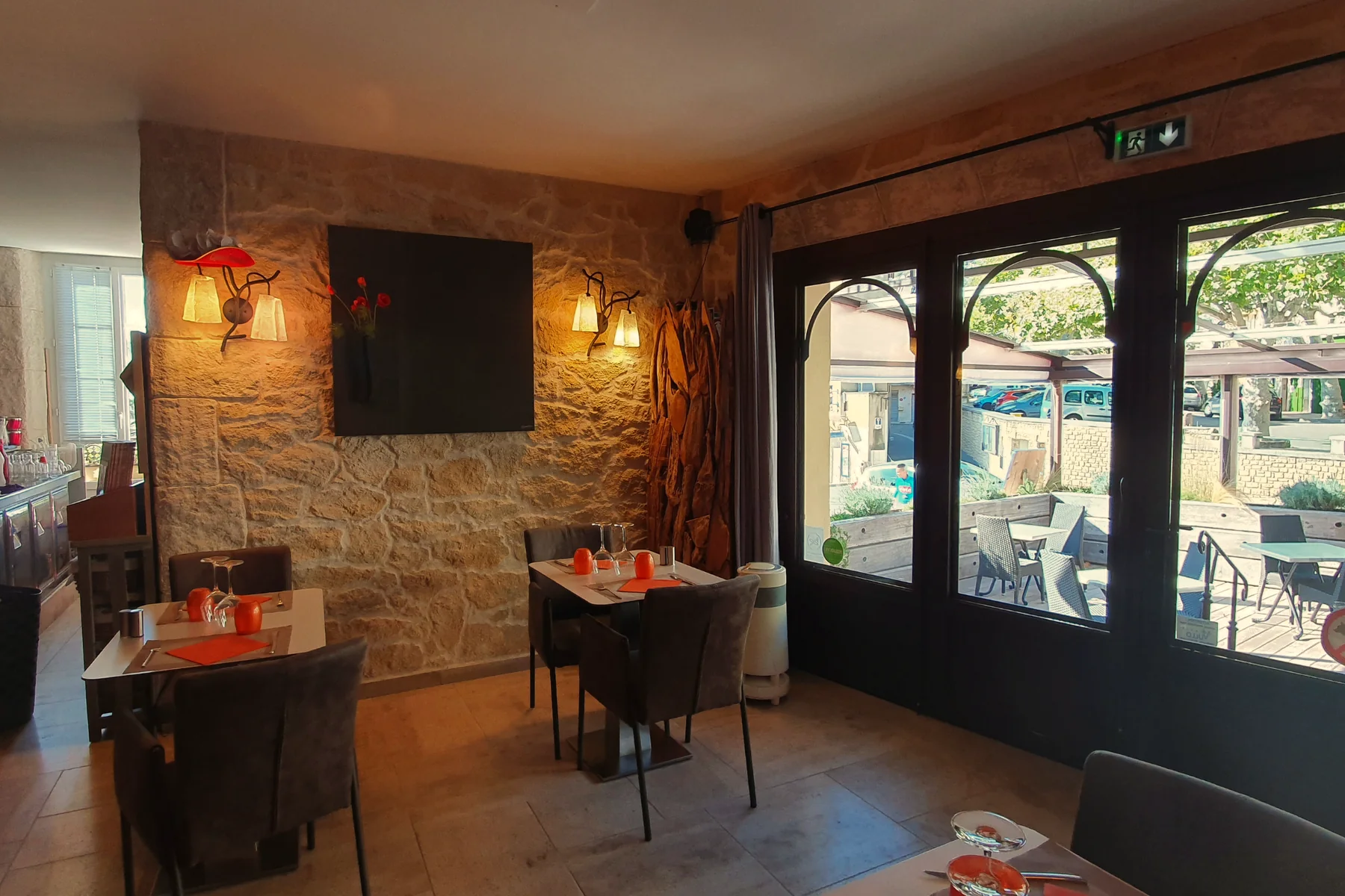 La salle du restaurant ouverte sur la terrasse