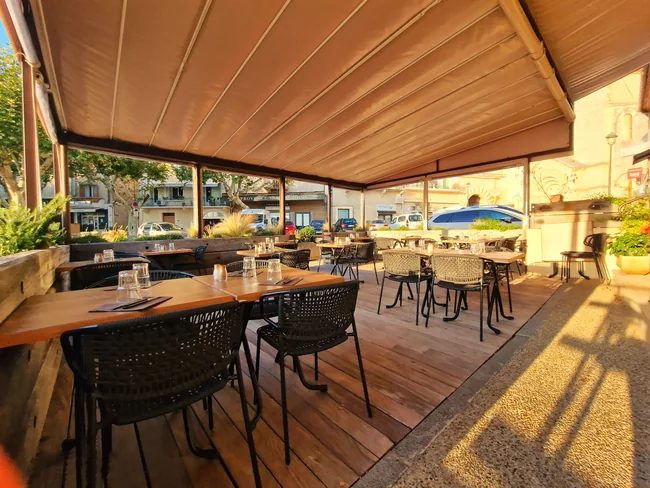 La terrasse de La Table des Balmes, pause déjeuner au village