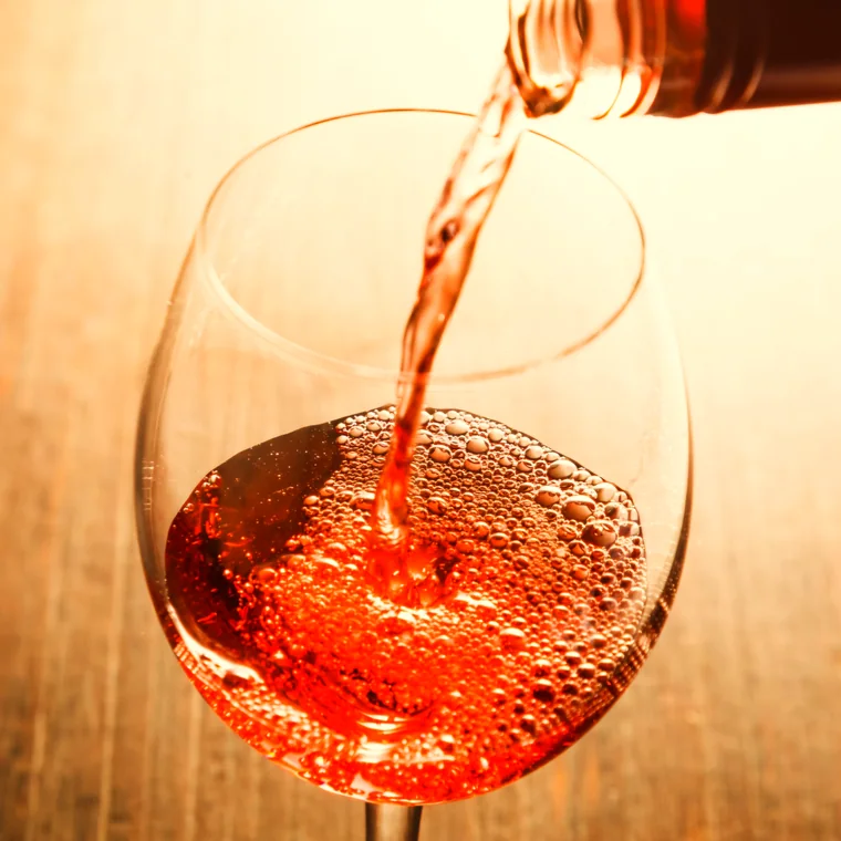 Verre de vin servi à La Table des Balmes